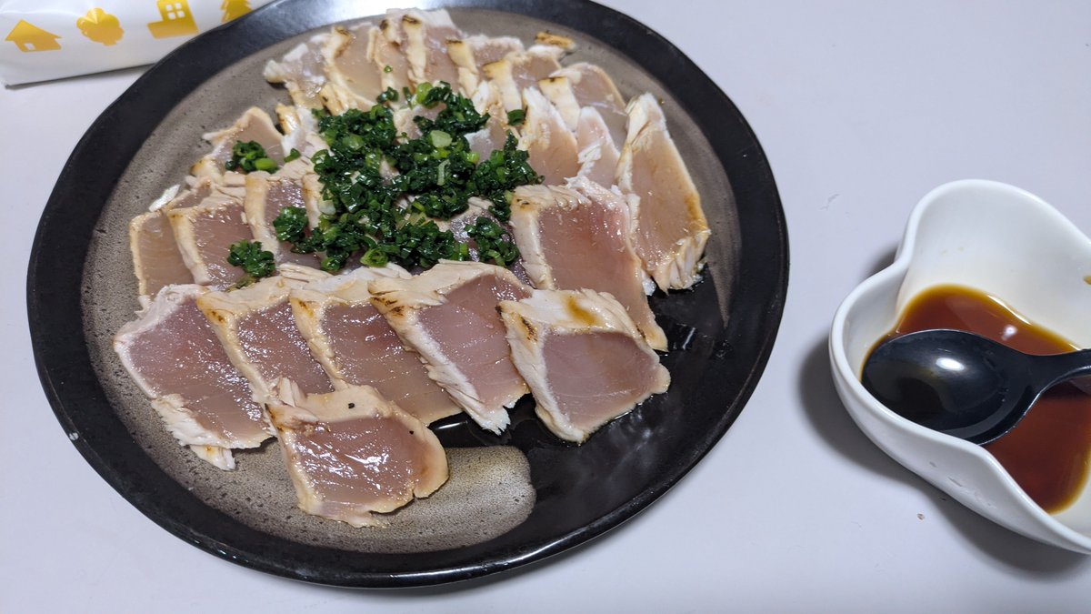 neko_y_e_'s tweet photo. 親父がくれた、ビンチョウマグロの炙り！
特製ポン酢で頂いた🤤
美味かった🤤 https://t.co/ng1QB5Jsbm