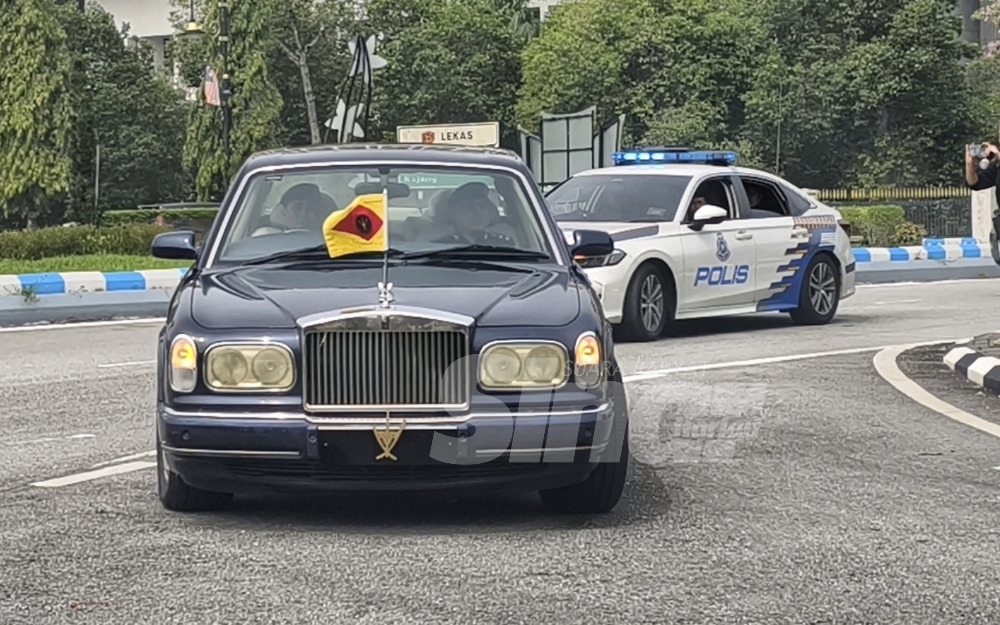 SinarOnline's tweet photo. Ismail Lasim menghadap Tuanku Muhriz

Kenderaan membawa Ahli Dewan Undangan Negeri (ADUN) Juasseh itu dilihat tiba di istana kira-kira jam 10.50 pagi.

Artikel: https://t.co/mCuPVL63fY

#SinarHarian #beritaterkini #IsmailLasim #TuankuMuhriz #krisisNegeriSembilan https://t.co/KEuK8tKBNh