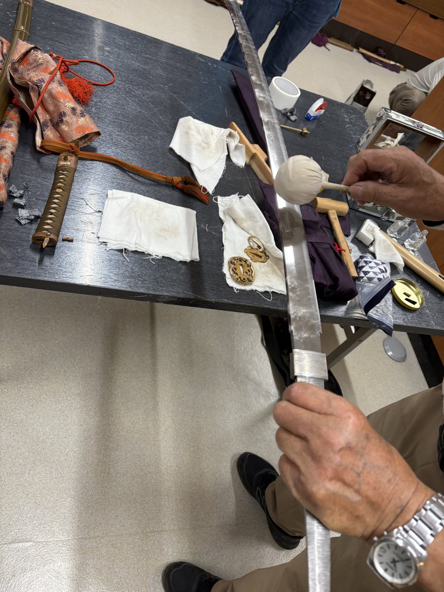 ftoukenkai's tweet photo. 本日は撤収作業を行いました
写真は刀の手入れの様子、固く嵌まってしまった鎺を道具で外す様子です https://t.co/jUxip1LN0m