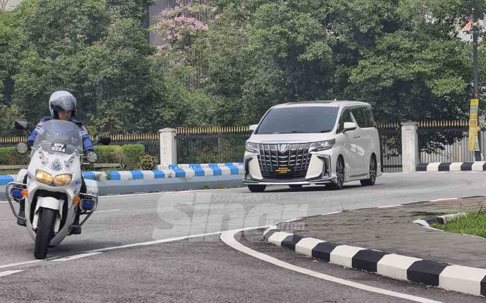 SinarOnline's tweet photo. Ismail Lasim menghadap Tuanku Muhriz

Kenderaan membawa Ahli Dewan Undangan Negeri (ADUN) Juasseh itu dilihat tiba di istana kira-kira jam 10.50 pagi.

Artikel: https://t.co/mCuPVL63fY

#SinarHarian #beritaterkini #IsmailLasim #TuankuMuhriz #krisisNegeriSembilan https://t.co/KEuK8tKBNh