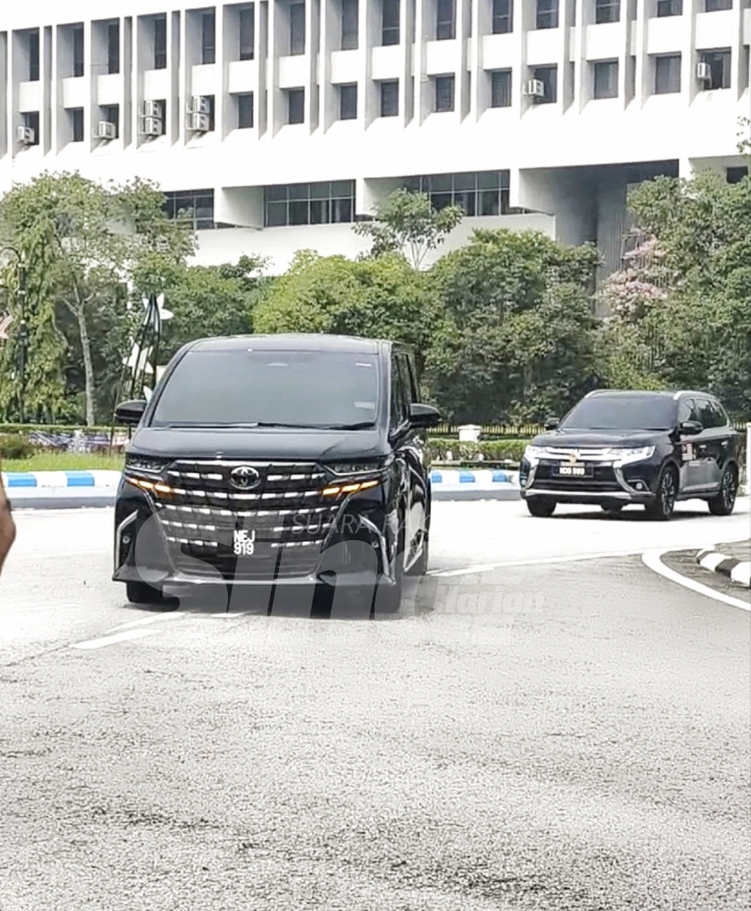 SinarOnline's tweet photo. Ismail Lasim menghadap Tuanku Muhriz

Kenderaan membawa Ahli Dewan Undangan Negeri (ADUN) Juasseh itu dilihat tiba di istana kira-kira jam 10.50 pagi.

Artikel: https://t.co/mCuPVL63fY

#SinarHarian #beritaterkini #IsmailLasim #TuankuMuhriz #krisisNegeriSembilan https://t.co/KEuK8tKBNh