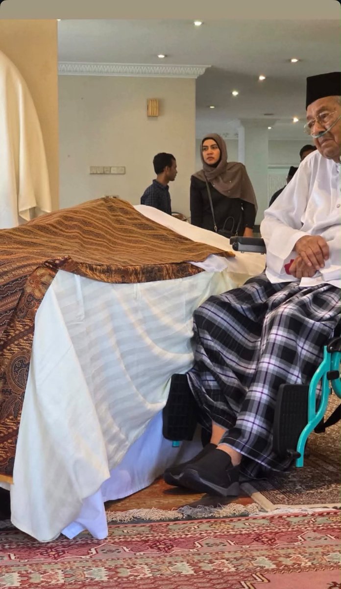 narkosun's tweet photo. Cinta sejati sampai mati.

Kalau di Eropa ada Romeo & Juliet
Kalau di Arab ada Layla & Majnun
Kalau di Jawa ada Rama & Shinta

Di Malaysia ada pasangan romantis yg bertahan sampai maut memisahkan:
Tun Dr Mahathir Mohamad & Tun Dr Siti Hasmah ♥️

Turut berduka cita atas berpulangnya Tun Dr Siti Hasmah. Semoga mereka nanti disatukan kembali di surga-Nya.