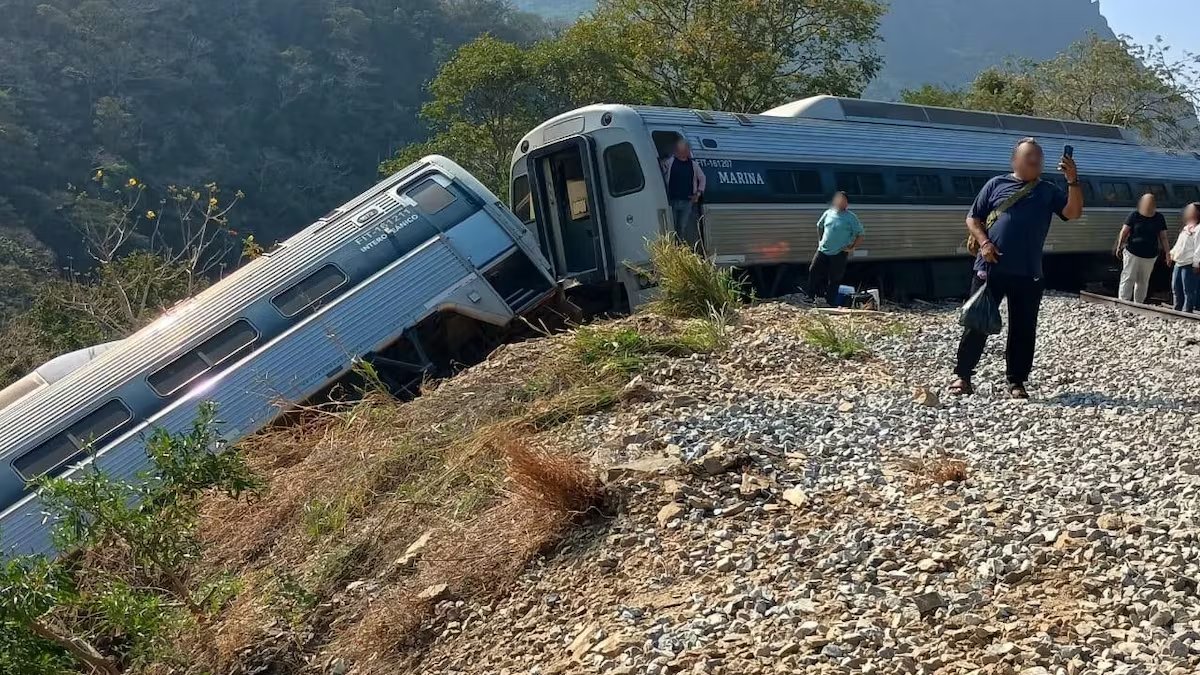 AlejandraAL2017's tweet photo. @DIVALUSTAR @AztecaNoticias @IrvingPineda @amlopezbeltran @FGRMexico @ErnestinaGodoy_ El sujeto estuvo involucrado en las obras de trenes que se descarrilaron, donde hubo personas fallecidas, si ve la gravedad del asunto?. https://t.co/L2klEX4f7f
