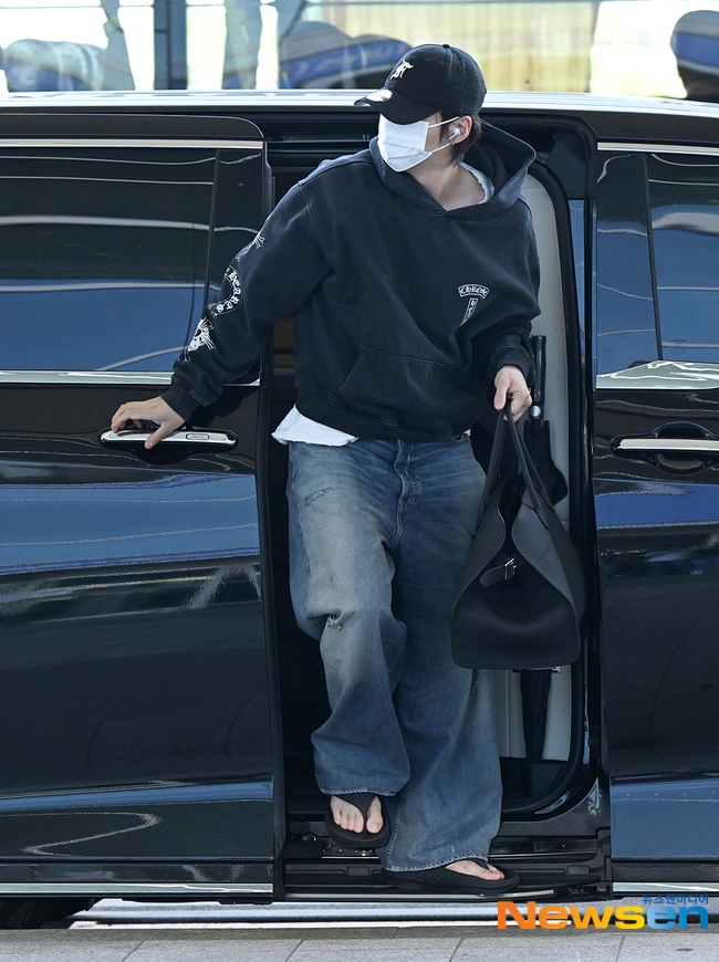 Kstyle_news's tweet photo. 【PHOTO】BTSのSUGA、海外スケジュールのためアメリカへ出国

⏬全ての写真（7枚）はリプライの記事から https://t.co/XvuBcCZnvO