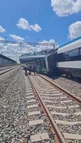 AlejandraAL2017's tweet photo. @DIVALUSTAR @AztecaNoticias @IrvingPineda @amlopezbeltran @FGRMexico @ErnestinaGodoy_ El sujeto estuvo involucrado en las obras de trenes que se descarrilaron, donde hubo personas fallecidas, si ve la gravedad del asunto?. https://t.co/L2klEX4f7f