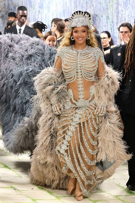 tictoxica's tweet photo. O look da beyonce no met gala esta disponivel no ali express https://t.co/K9MBy19zRl