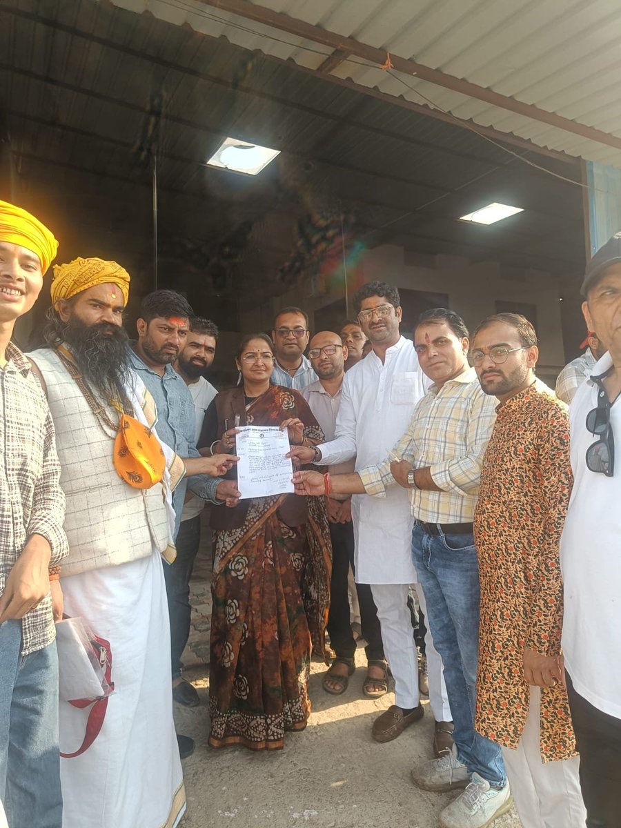 JaganDwivedi's tweet photo. *शिवराजपुर में पुलिस थाना खोले जाने के लिए सभी ग्राम वासियों ने हमारे रैंगांव विधानसभा की विधायिका श्री मती प्रतिमा बागरी जी को ज्ञापन सौंपा*
@Pratimabagri
@satna_sp

जय श्री राम, जय बजरंगबली! 🚩 https://t.co/J3vdT0CaJi