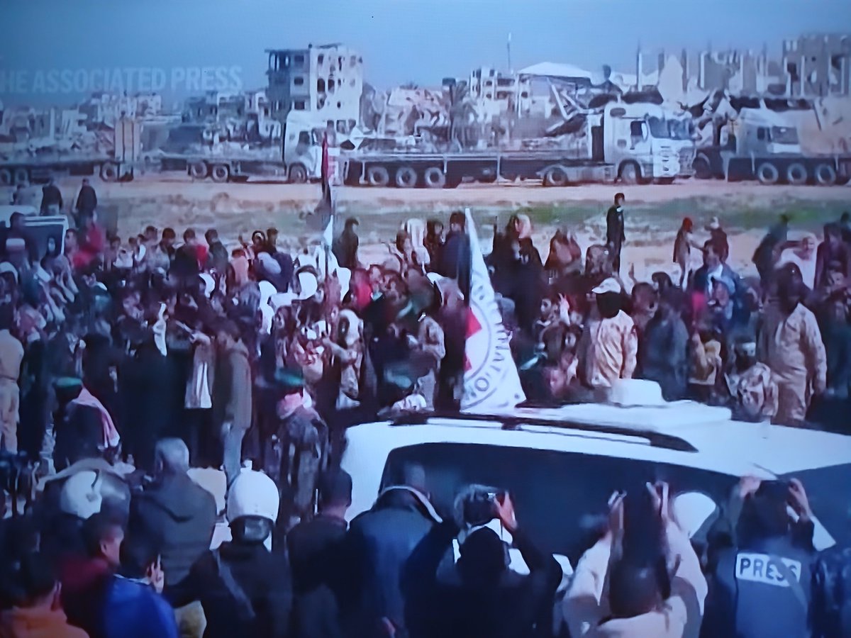 TimEdmonds5537's tweet photo. @gs980_ WHY?

  Here Gazans releasing female prisoners ~ NOTE stolen AID trucks ~ ZERO starving 

   Go back to your Starbucks https://t.co/K3YSDKJPM8