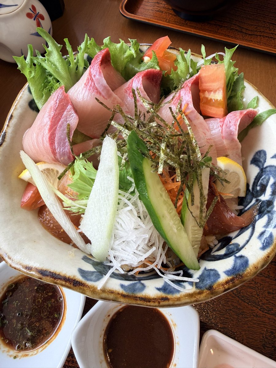 blackpearl_bc's tweet photo. 宮崎県1位の串間活〆ぶりプリ丼🐟
このボリューム、この味、この値段だったら、なるほど納得👍 https://t.co/yterKxCipG