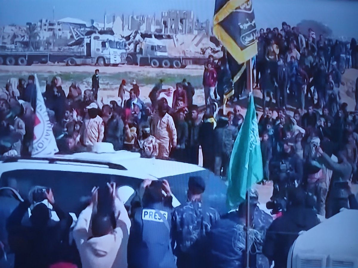 TimEdmonds5537's tweet photo. @gs980_ WHY?

  Here Gazans releasing female prisoners ~ NOTE stolen AID trucks ~ ZERO starving 

   Go back to your Starbucks https://t.co/K3YSDKJPM8