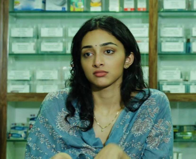 KiaraSissy64's tweet photo. Nightshift at pharma. 12AM drunk rowdies in. One asks for large condom, I give it to him

Rowdy: thaanguma d munda
Sissy: mm thaangum😳
Rowdy: iru try panni pakkuran (slides on 9inch) kaasu ila vena en sunni oombi kanakku kalichiko d munda😂
Sissy: seri mama🤤

(got recorded too) https://t.co/wKFFNKN8kf