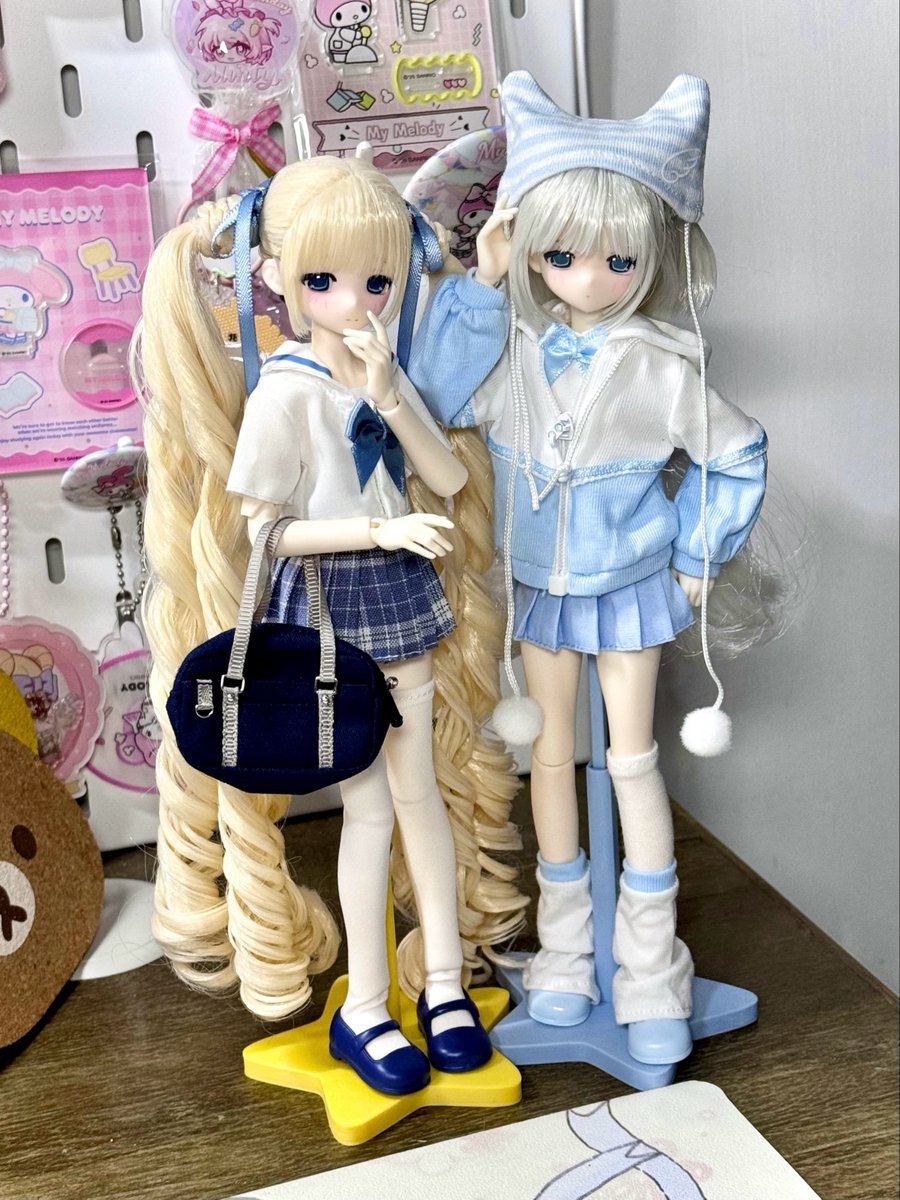 HappyEngineBJD's tweet photo. キャンパススタイルのツインドール 💙🤍
セーラー服、スポーツフーディー、ミニスカートなど、学生時代の若々しい雰囲気がたっぷり。

𝐒𝐭𝐚𝐲 𝐀𝐟𝐭𝐞𝐫 𝐒𝐜𝐡𝐨𝐨𝐥 𝐒𝐞𝐫𝐢𝐞𝐬 𝐁𝐉 𝐃 𝐀𝐜𝐭𝐢𝐨𝐧 𝐅𝐢𝐠𝐮𝐫𝐞
6つの定番スタイル＋1つの隠しスタイル
どのキャンパスのスタイルがお好みですか？

#bjd
#bjddolls
#blindbox