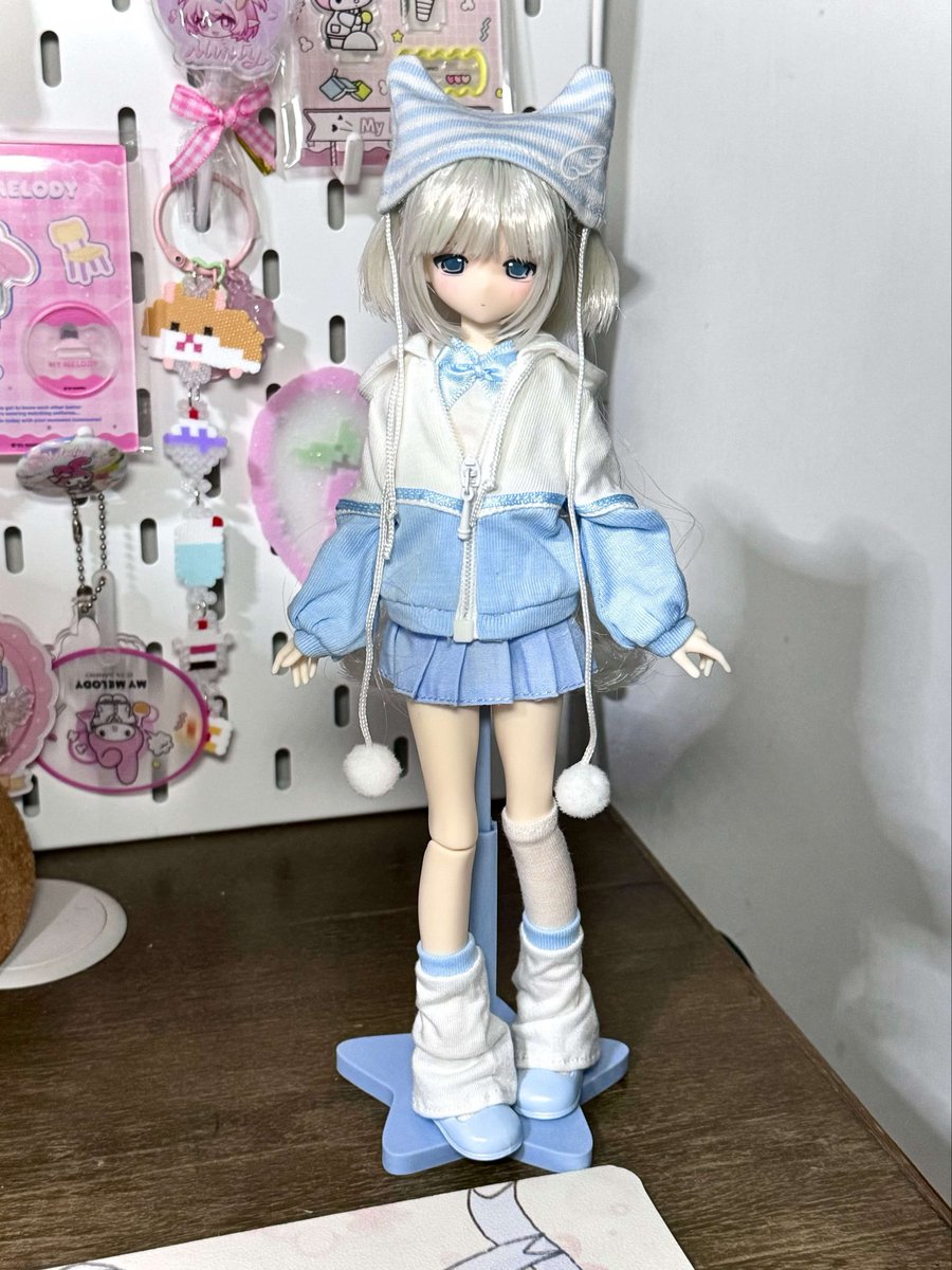 HappyEngineBJD's tweet photo. キャンパススタイルのツインドール 💙🤍
セーラー服、スポーツフーディー、ミニスカートなど、学生時代の若々しい雰囲気がたっぷり。

𝐒𝐭𝐚𝐲 𝐀𝐟𝐭𝐞𝐫 𝐒𝐜𝐡𝐨𝐨𝐥 𝐒𝐞𝐫𝐢𝐞𝐬 𝐁𝐉 𝐃 𝐀𝐜𝐭𝐢𝐨𝐧 𝐅𝐢𝐠𝐮𝐫𝐞
6つの定番スタイル＋1つの隠しスタイル
どのキャンパスのスタイルがお好みですか？

#bjd
#bjddolls
#blindbox