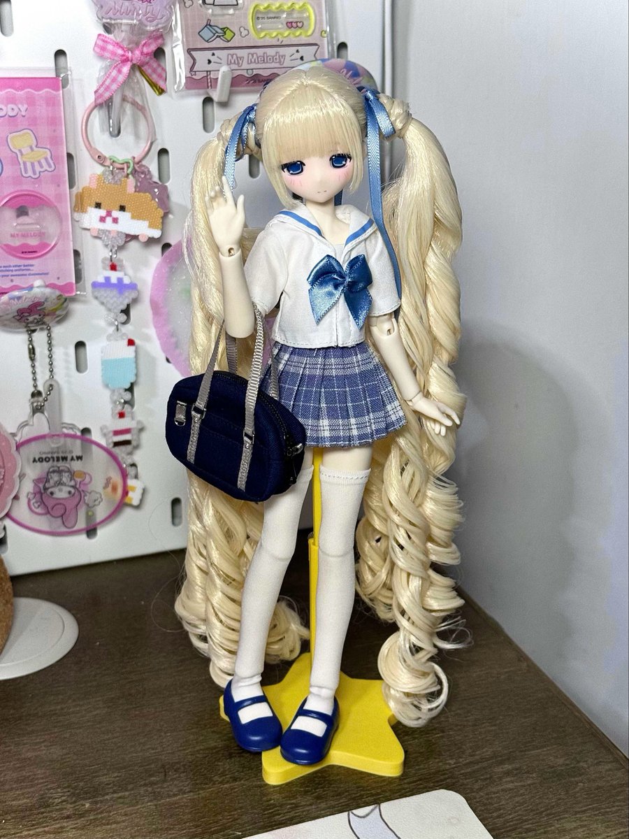 HappyEngineBJD's tweet photo. キャンパススタイルのツインドール 💙🤍
セーラー服、スポーツフーディー、ミニスカートなど、学生時代の若々しい雰囲気がたっぷり。

𝐒𝐭𝐚𝐲 𝐀𝐟𝐭𝐞𝐫 𝐒𝐜𝐡𝐨𝐨𝐥 𝐒𝐞𝐫𝐢𝐞𝐬 𝐁𝐉 𝐃 𝐀𝐜𝐭𝐢𝐨𝐧 𝐅𝐢𝐠𝐮𝐫𝐞
6つの定番スタイル＋1つの隠しスタイル
どのキャンパスのスタイルがお好みですか？

#bjd
#bjddolls
#blindbox
