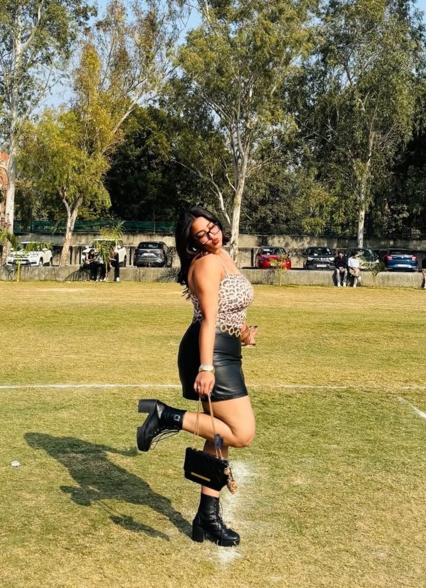 shrey_aah's tweet photo. Getting my groove 😚🤫

#college #viral #skirt #boots #fest https://t.co/VwLAMofSGW