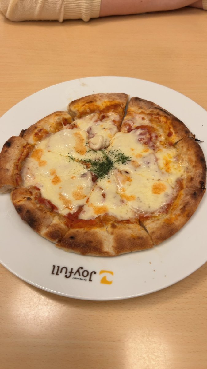 risa33215's tweet photo. この前ルイちゃんとご飯行ったとき。夜中行く時だいたいここよね。
@deriyaku2 https://t.co/Xre1FIgXOk