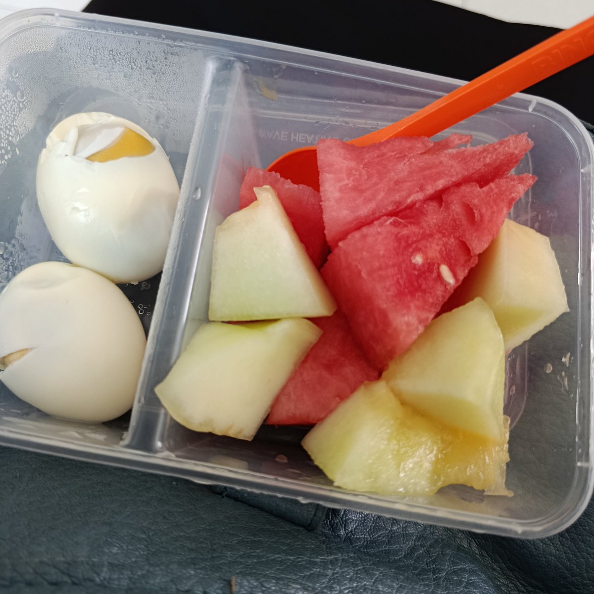 1997kilogram's tweet photo. Kepinteranq pagi ini. Melon mambu ndog. https://t.co/7aLFMtHFbq