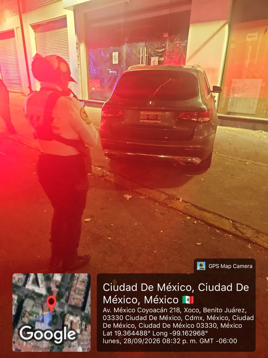 UCS_GCDMX's tweet photo. @vicrap8 @OVIALCDMX En atención a su reporte acudió Policía de #TransitoGCDMX, al arribar al lugar se realiza la sanción correspondiente conforme al Reglamento de Tránsito, se implementa dispositivo de seguridad. https://t.co/yucf7C4NlY