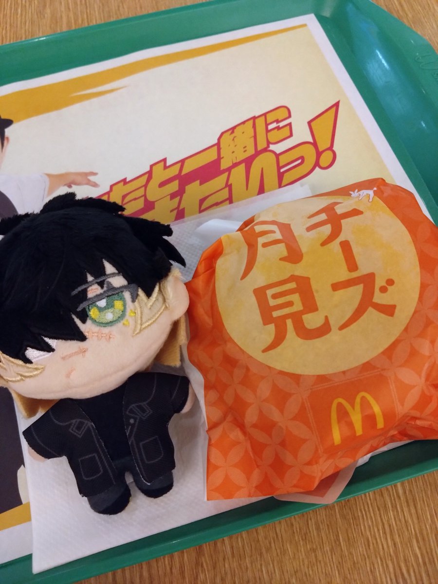 mjkk85's tweet photo. トワとチーズ月見バーガー🍔 https://t.co/5Xxb8wIIvs