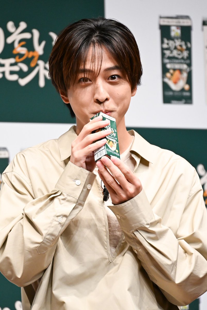 natalie_mu's tweet photo. 【会見レポート】
timelesz寺西拓人🩵
「よりそいアーモンド」の味をレポート🥛
https://t.co/RfqJC2I6Tm

止まらない報道陣のシャッター音📸
「たくさんの方々の前で飲むのは緊張します」

#よりそいアーモンド #寺西拓人 https://t.co/MZY51YS2Ha