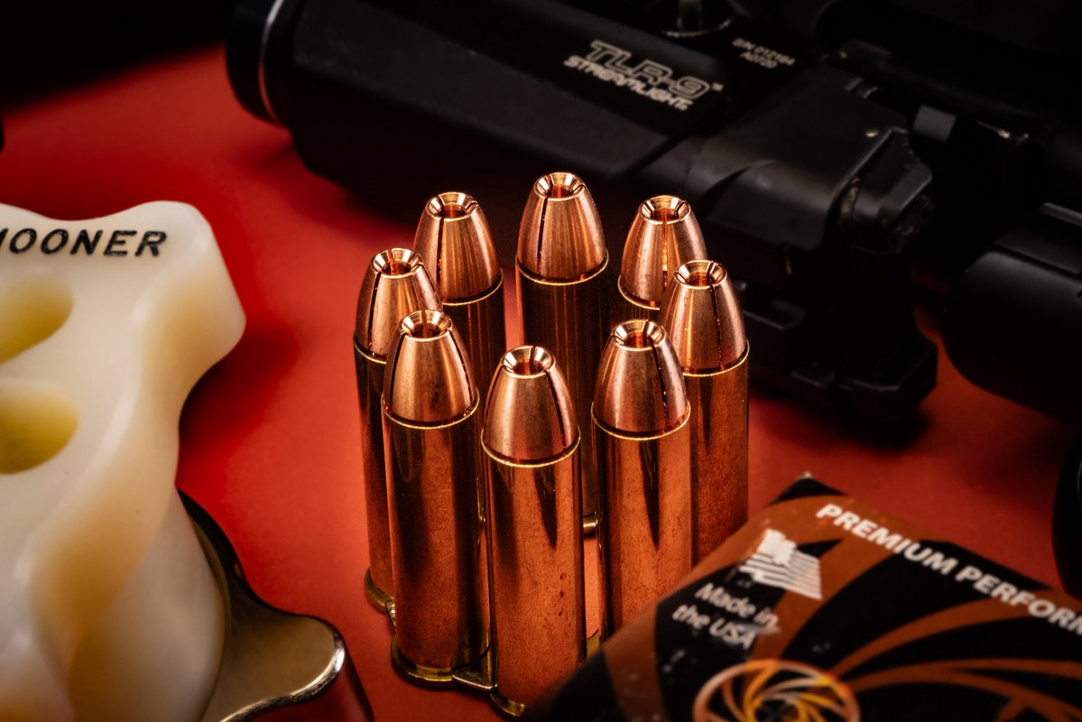 HangFire_TV's tweet photo. Magnum Monday with a rad 8 round rig. This one usually polarizes. Ask me anything about it in the comments. 🫡
.
@Smith_WessonInc
.
#magnum #wheelgun #redic #rad #thunder https://t.co/oVQfH1gcTo