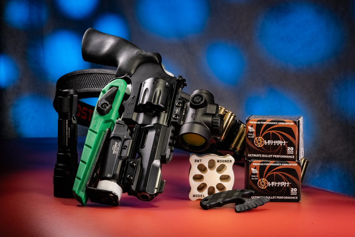 HangFire_TV's tweet photo. Magnum Monday with a rad 8 round rig. This one usually polarizes. Ask me anything about it in the comments. 🫡
.
@Smith_WessonInc
.
#magnum #wheelgun #redic #rad #thunder https://t.co/oVQfH1gcTo