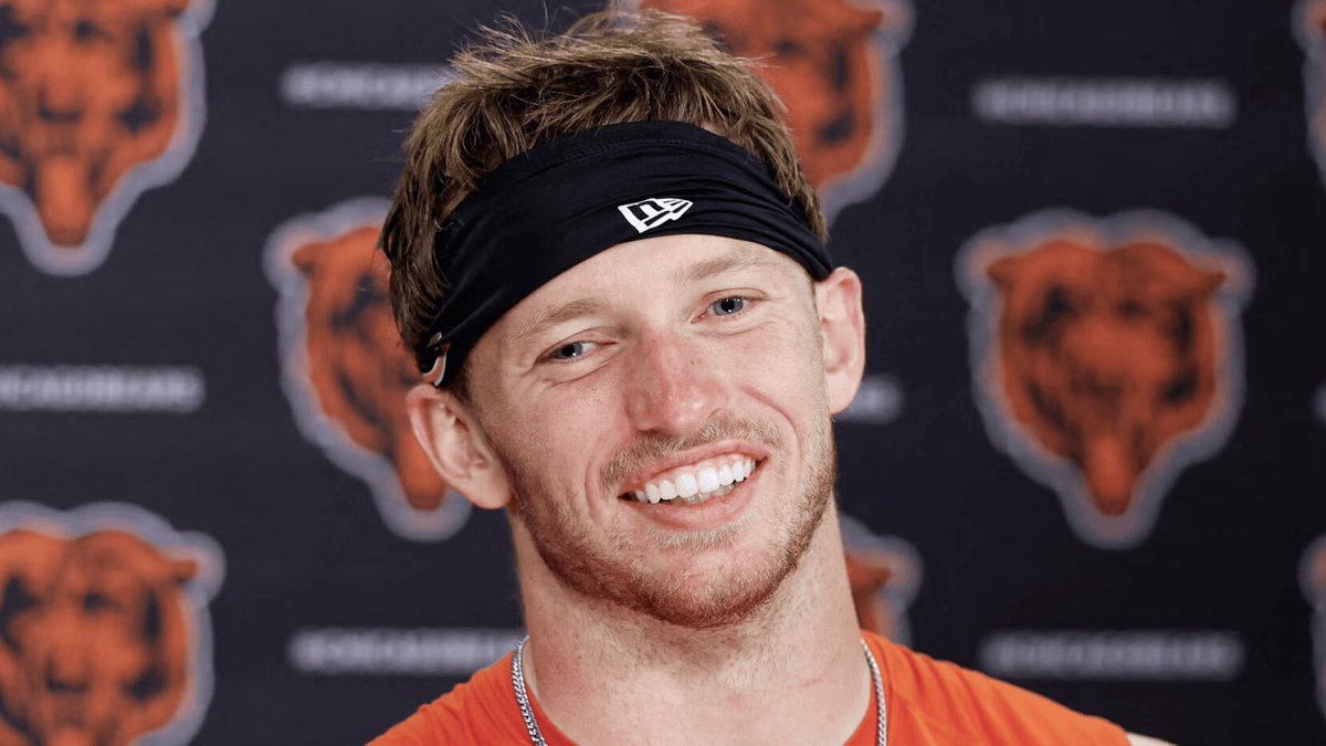 RookieWatxh's tweet photo. Dillon Thieneman’s final stat line against the Eagles was ABSOLUTELY UNREAL:

• 50 total defensive snaps (1st on team)
• 6 total tackles (1st on team)
• 3 total targets
• 1 reception allowed (4 yards)
• 1 INT (T-1st on team)
• 2.8 passer rating allowed (1st on team)

The Bears rookie safety had Jalen Hurts better off THROWING TO THE DIRT 😳🔒