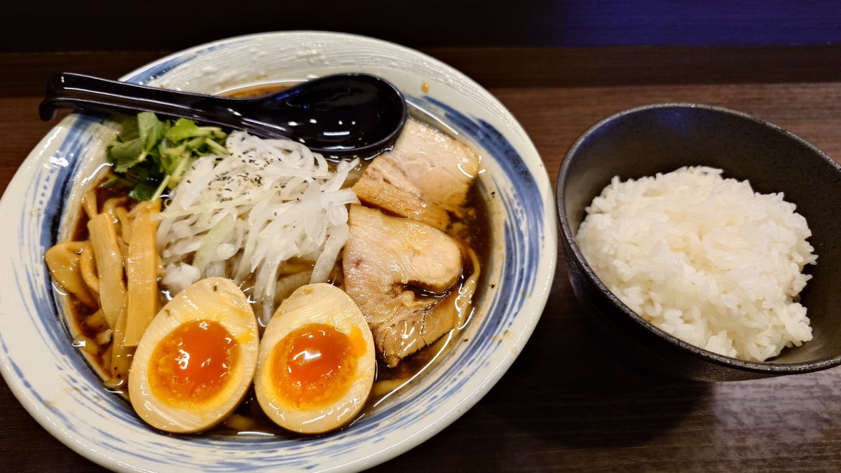 Dutra35356740's tweet photo. 天童の有名なそば屋が休みと聞いて、山形駅で昼食
無双庵で山形ブラックをお初
具材のひとつひとつが旨い
駅のシャインマスカットジュースで一服
山形の飯はホント旨い😋

#マリサポ山形遠征 
#fmarinos https://t.co/o05PI0RmoK