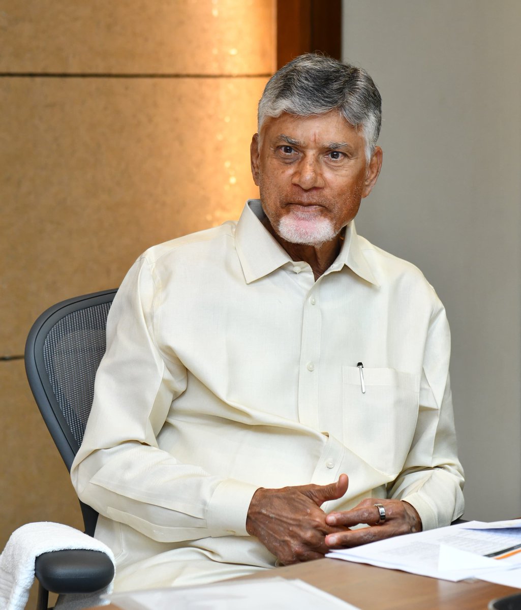 TeluguScribe's tweet photo. బ్రేకింగ్ న్యూస్

తెలంగాణ ఇరిగేషన్ ప్రాజెక్టులు అడ్డుకోండి

కేఆర్ఎంబీకి ఏపీ ప్రభుత్వం లేఖ

తెలంగాణపై మళ్లీ విషం చిమ్ముతున్న చంద్రబాబు నాయుడు

పాలమూరు–రంగారెడ్డి ప్రాజెక్టు నిర్మాణం అడ్డుకోవాలని, అక్టోబర్ 1వ తేదీన జరిగే కేఆర్ఎంబీ సమావేశం అజెండాలో ఈ అంశాన్ని చేర్చాలని కేఆర్ఎంబీకి లేఖ రాసిన ఏపీ ప్రభుత్వం

అదే విధంగా కల్వకుర్తి ఎత్తిపోతల పథకం, అచ్చంపేట ఎత్తిపోతల పథకం, మక్తల్–నారాయణపేట–కొడంగల్ ఎత్తిపోతల పథకం, జవహర్ నెట్టెంపాడు పథకంలోని రేలంపాడు రిజర్వాయర్ సామర్థ్యాన్ని తగ్గించడం, గూడెందొడ్డి బ్యాలెన్సింగ్ రిజర్వాయర్ సామర్థ్యాన్ని పెంచడం, పులిచింతల బ్యాక్‌వాటర్‌పై నిర్మించనున్న రాజీవ్ గాంధీ ఎత్తిపోతల పథకం (బుద్ధమాధవరం), జాన్‌పహాడ్ ఎత్తిపోతల పథకం, బెట్టెతాండా ఎత్తిపోతల పథకం, నక్కగూడెం, ముక్త్యాల పథకాలను అడ్డుకోవాలని లేఖ

ఉమ్మడి ఆంధ్రప్రదేశ్ రాష్ట్రానికి కేటాయించిన కృష్ణా 811 టీఎంసీల కృష్ణా నదీ జలాల్లో, ఏపీకి 512, తెలంగాణకు 299 టీఎంసీలు పంచుకునేలా ఆదేశాలు జారీ చేయాలని కేఆర్ఎంబీని కోరిన ఏపీ ప్రభుత్వం