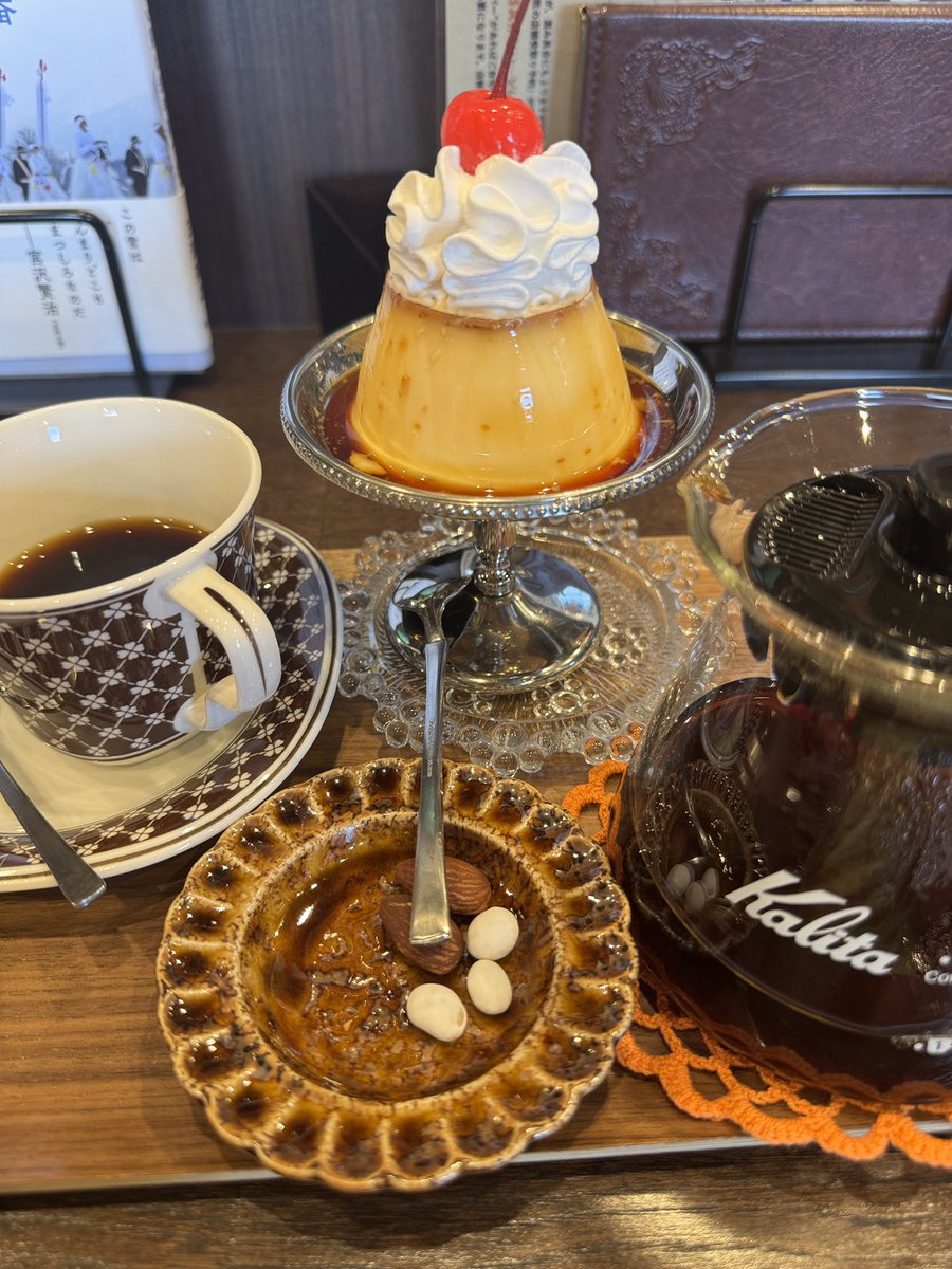 yanagiya35's tweet photo. 火曜日、今日は定休日でお休みですっ‼️
カフェで来月の月替わりのポスター製作。 https://t.co/tRjAz8bOWp