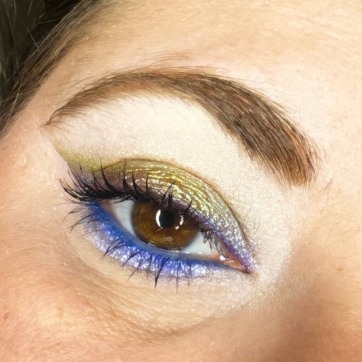IanKozatek's tweet photo. [Glittering gold and vibrant blue]

Make your eyes stand out with this bold combination of gold and blue! The upper eyelid features shimmering gold eyeshadow, while the lower lash line is adorned with vibrant electric blue. Black eyeliner and https://t.co/ZLBSMsCZdW