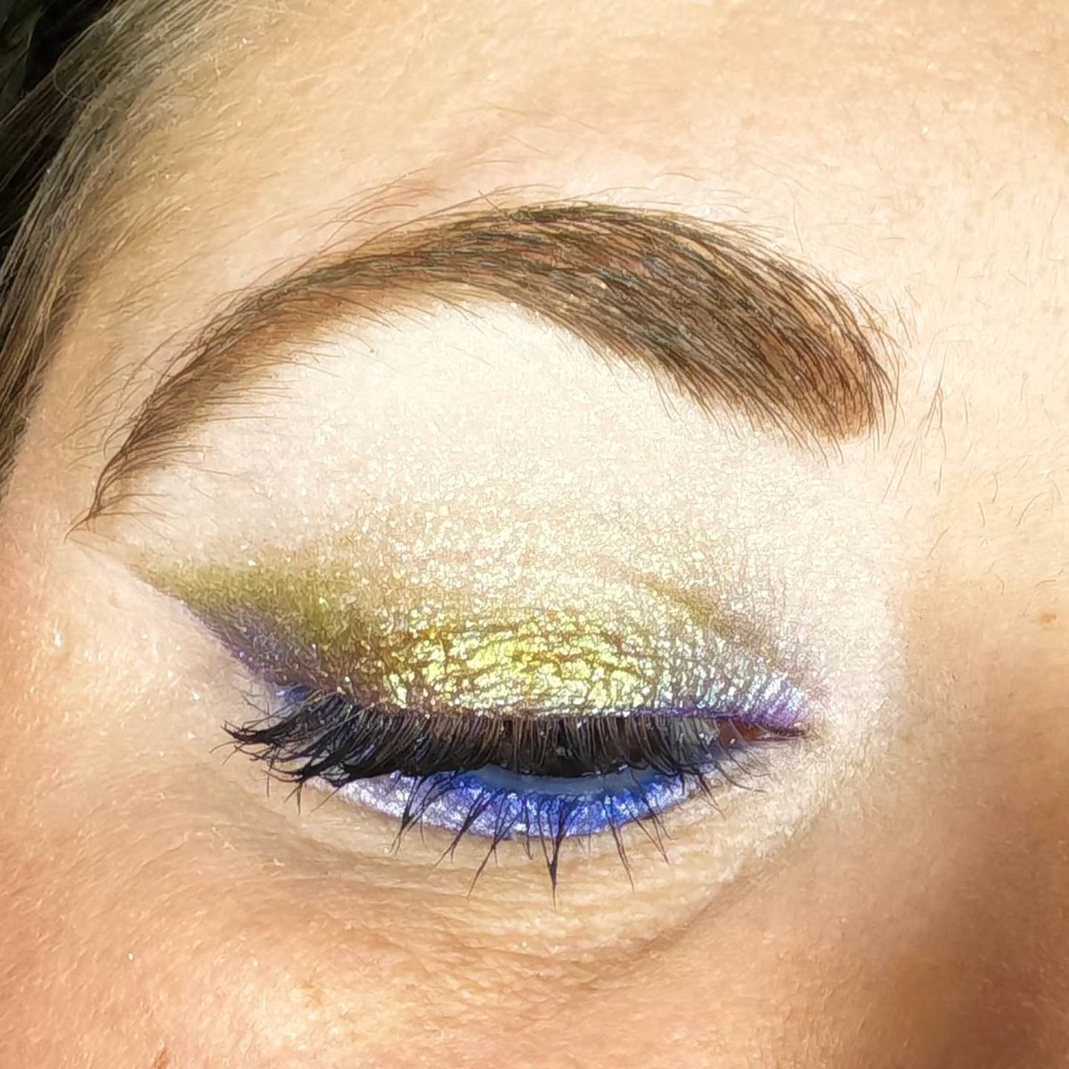 IanKozatek's tweet photo. [Glittering gold and vibrant blue]

Make your eyes stand out with this bold combination of gold and blue! The upper eyelid features shimmering gold eyeshadow, while the lower lash line is adorned with vibrant electric blue. Black eyeliner and https://t.co/ZLBSMsCZdW