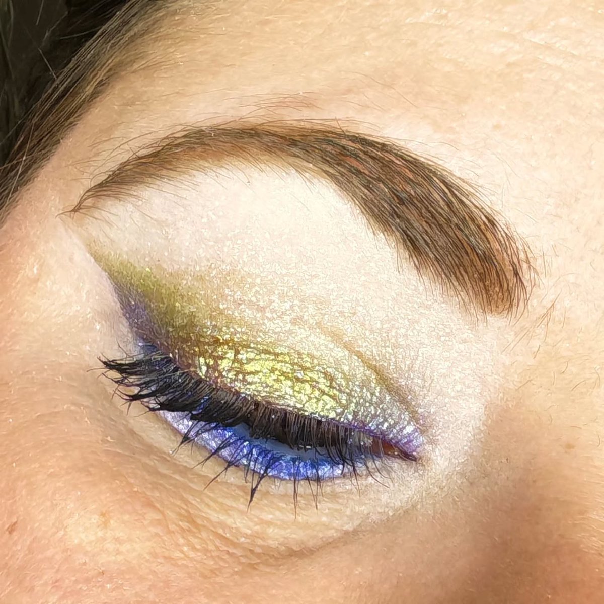 IanKozatek's tweet photo. [Glittering gold and vibrant blue]

Make your eyes stand out with this bold combination of gold and blue! The upper eyelid features shimmering gold eyeshadow, while the lower lash line is adorned with vibrant electric blue. Black eyeliner and https://t.co/ZLBSMsCZdW