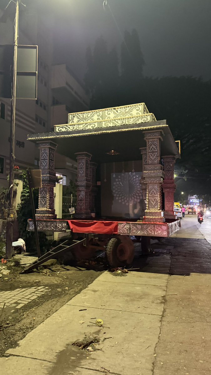 SAMKITOSWAL2's tweet photo. @PuneCityTraffic @CPPuneCity 
This vehicle is parked in Maharashinagar since past 3 month &amp; there have been no police officer seeing to remove the obstruction. It’s ridiculous that none of you even cared to remove it. I am formally requesting you to remove this vehicle. https://t.co/2s8h8uNUXL