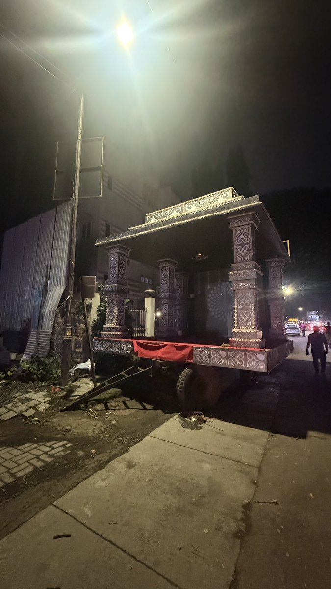SAMKITOSWAL2's tweet photo. @PuneCityTraffic @CPPuneCity 
This vehicle is parked in Maharashinagar since past 3 month &amp; there have been no police officer seeing to remove the obstruction. It’s ridiculous that none of you even cared to remove it. I am formally requesting you to remove this vehicle. https://t.co/2s8h8uNUXL