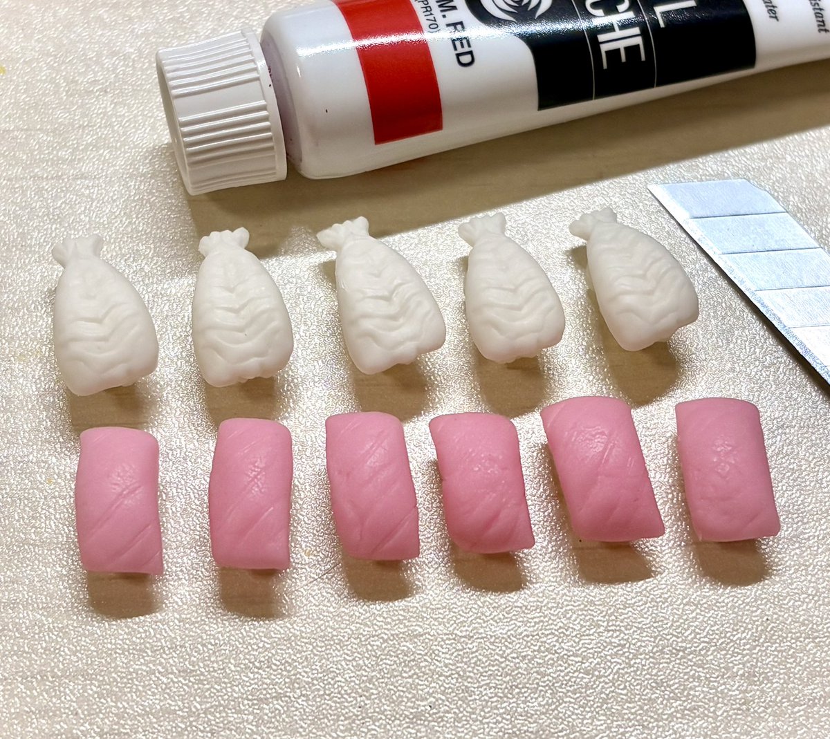 Angeailes_hm's tweet photo. 発送準備と食器制作の乾燥待ちの合間に
お寿司作りを進めています˗ˋˏ🍣 ˎˊ˗

エビはこれから着色
マグロはこれから半透明になります🙌🏻 https://t.co/hxfyplAA8y