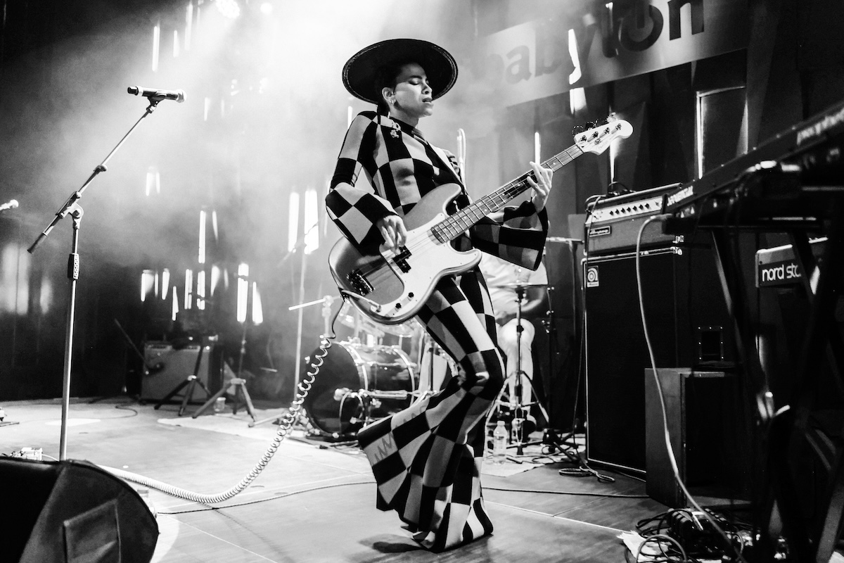 bassmagazinejp's tweet photo. 【先週の記事】
インタビュー | Adi Oasis

アディ・オアシスに聞く“歌う低音”の作り方とルーツ
「一番好きなベーシストは、カーティス・メイフィールドと演奏していたラッキー・スコット」

インタビューの質問作成は、トリプルファイヤーの鳥居真道が担当。
https://t.co/FXZOXjg6KC https://t.co/xzoSItNcM0