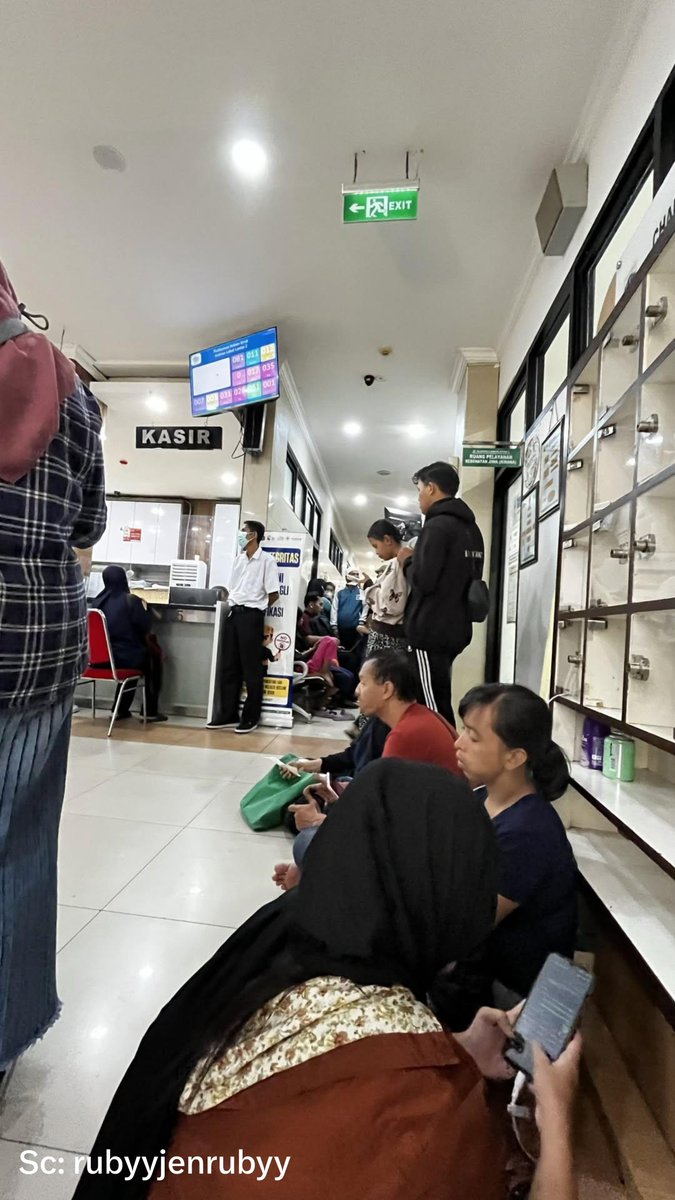 NakesPuskesmas's tweet photo. "Dear pemerintah, daripada ngebanyakin kopdes ga jelas itu mending banyakin ni puskesmas. Selain kasian sama petugasnya yg sehari bisa ratusan pasien, kasian juga pasiennya nunggu ga cukup 3 jam."

Lah kok bisa-bisanya seorang pasien yang sementara menunggu berjam-jam antri di Puskesmas ngomong kayak gitu sih. Puskesmas itu cuma buat pelayanan kesehatan, gak sebanding dengan fungsi kopdes yg dipake buat logistik barang, hajatan pesta, penjaga kuburan, pamer capaian rezim 😌