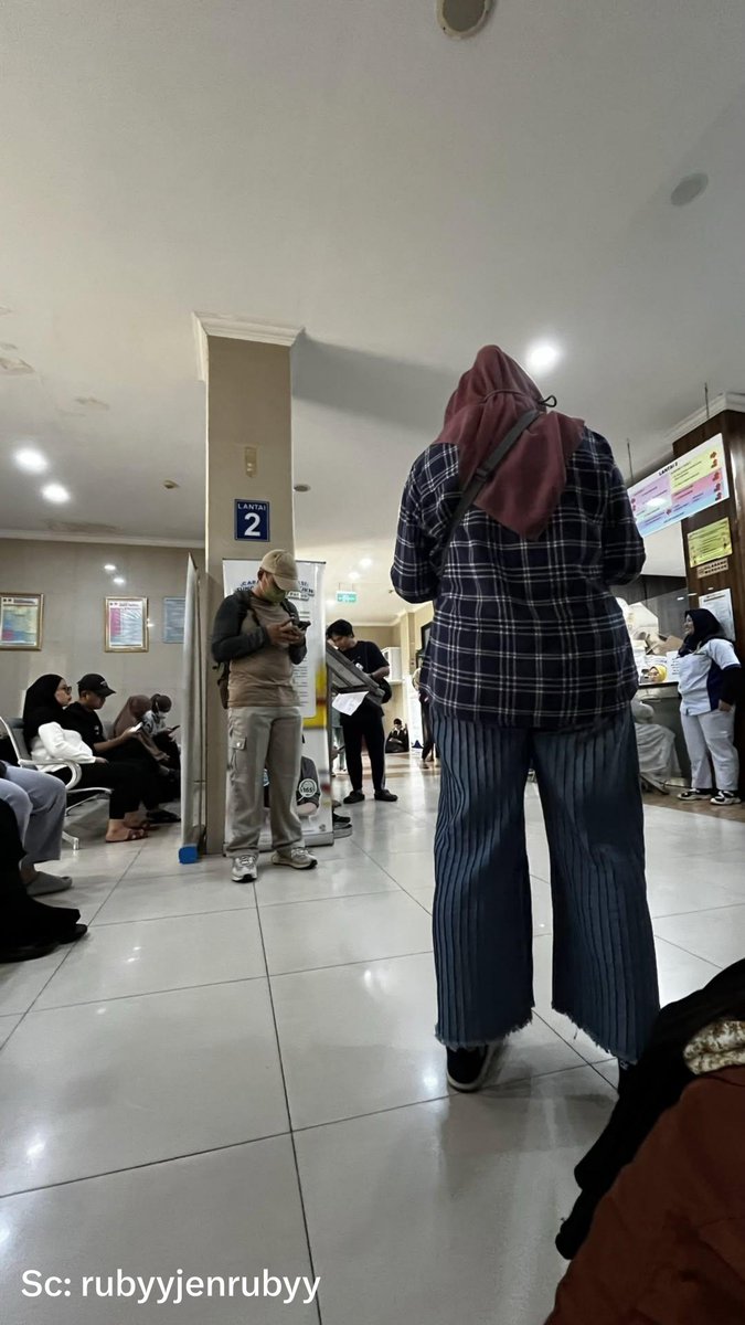 NakesPuskesmas's tweet photo. "Dear pemerintah, daripada ngebanyakin kopdes ga jelas itu mending banyakin ni puskesmas. Selain kasian sama petugasnya yg sehari bisa ratusan pasien, kasian juga pasiennya nunggu ga cukup 3 jam."

Lah kok bisa-bisanya seorang pasien yang sementara menunggu berjam-jam antri di Puskesmas ngomong kayak gitu sih. Puskesmas itu cuma buat pelayanan kesehatan, gak sebanding dengan fungsi kopdes yg dipake buat logistik barang, hajatan pesta, penjaga kuburan, pamer capaian rezim 😌