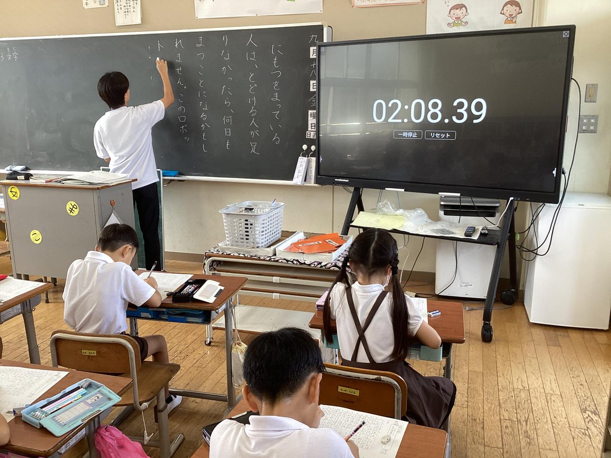 k_oshimi_e's tweet photo. 9.17朝学習（視写）2年生
朝学習で、視写に取り組みました！2年生の子どもたちも、丁寧に文字を書き写しました。いい姿勢で、鉛筆を正しく持って、取組を続けていきたいと考えています。 https://t.co/IB36VGK646
