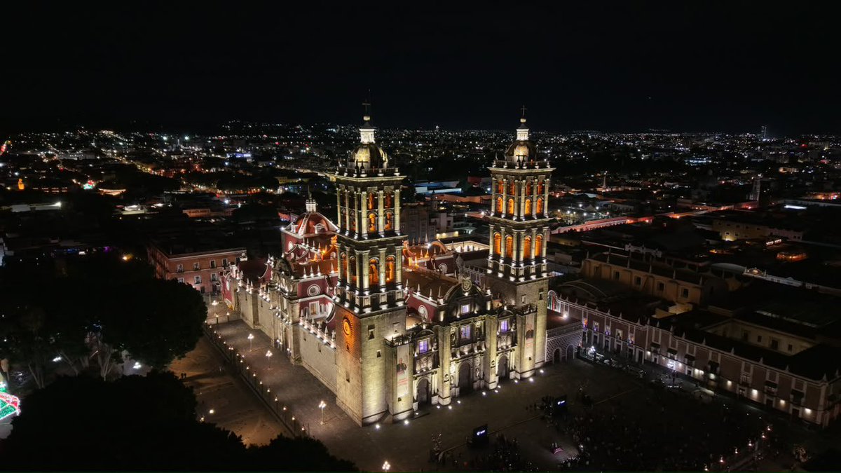 pepechedrauimx's tweet photo. ¡La catedral más bonita y mejor iluminada del país! 🙌🏻

Hoy encendimos la nueva iluminación de nuestra emblemática #Catedral, que permite resaltar aún más su belleza y los detalles de su arquitectura. 🏛️💡

¿Qué tal nos quedó? 📸 https://t.co/3EyY5135gE