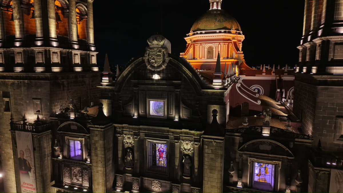 pepechedrauimx's tweet photo. ¡La catedral más bonita y mejor iluminada del país! 🙌🏻

Hoy encendimos la nueva iluminación de nuestra emblemática #Catedral, que permite resaltar aún más su belleza y los detalles de su arquitectura. 🏛️💡

¿Qué tal nos quedó? 📸 https://t.co/3EyY5135gE