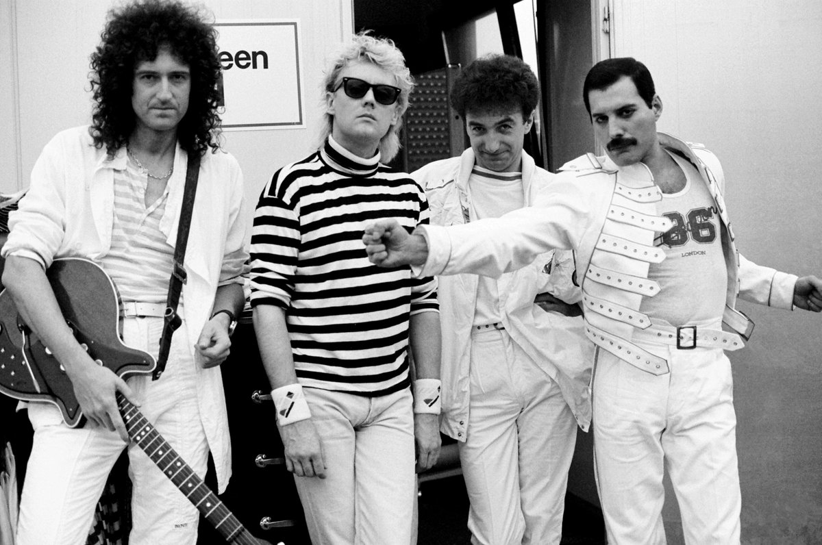 rollingstonejp's tweet photo. 【特集】𝗤𝗨𝗘𝗘𝗡
クイーン完全入門──半世紀を超えて愛され続ける理由、はじめに聴くべき名曲5選《映画『クイーン：ブダペスト』公開記念》
🔗https://t.co/O6VWQmDvcU

━━━━━━━━━━━━━━━━

日本との特別な関係、観客を巻き込んだスタジアムライブ、今なお聴き継がれる名曲たち──増田勇一(@youmasuda)がバンドの歩みと魅力を徹底解説

10/7（水）劇場公開に向けた決定版ガイド📕🔥

@queen40jp @Culture_ville
#QUEEN #クイーン #クイーンブダペスト