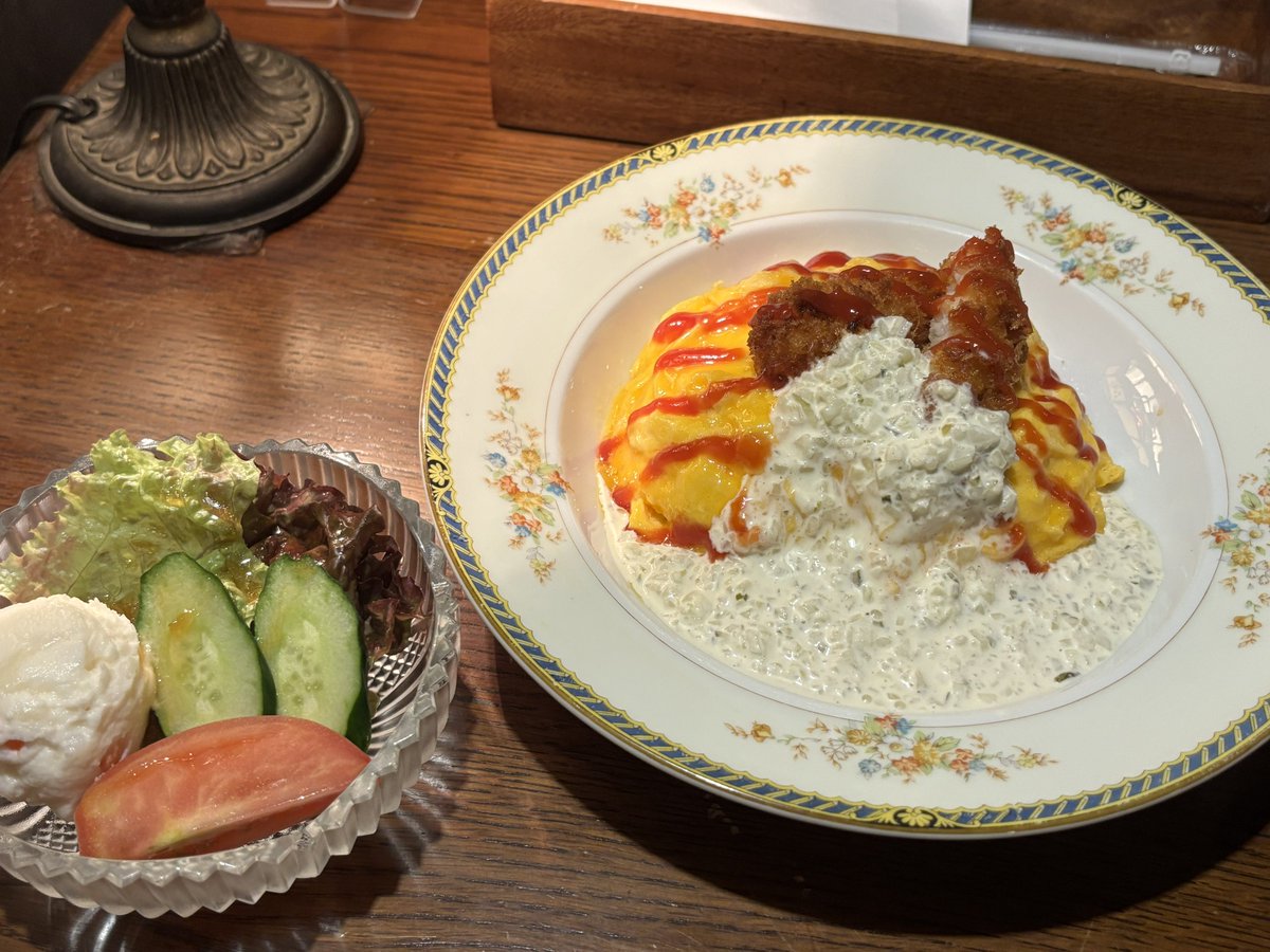 2412Meri's tweet photo. 大変久々の金魚庵にございますれば！！
周りがコーヒーやクリームソーダ飲みの中俺はガッツリ昼飯を食うのぜ……いや金魚庵のハントンライスがいっちゃんうまいからマジで
来年はビフテキある内にこようとおもう。 https://t.co/FVoypuDAEW