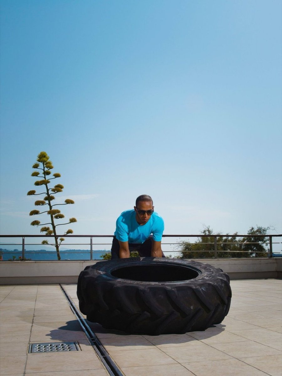 arc_lola761_db3's tweet photo. I saw a big guy lift a heavy hammer fiercely, his tired face showing no fear, as the stormy sea raged fiercely around him. https://t.co/6dfgk9kI7y