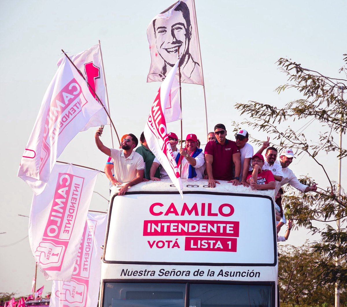 maxiayala_p's tweet photo. Postales que dejó el cierre de campaña! Rumbo a la gran victoria de la ANR! https://t.co/0mVxix3CqQ