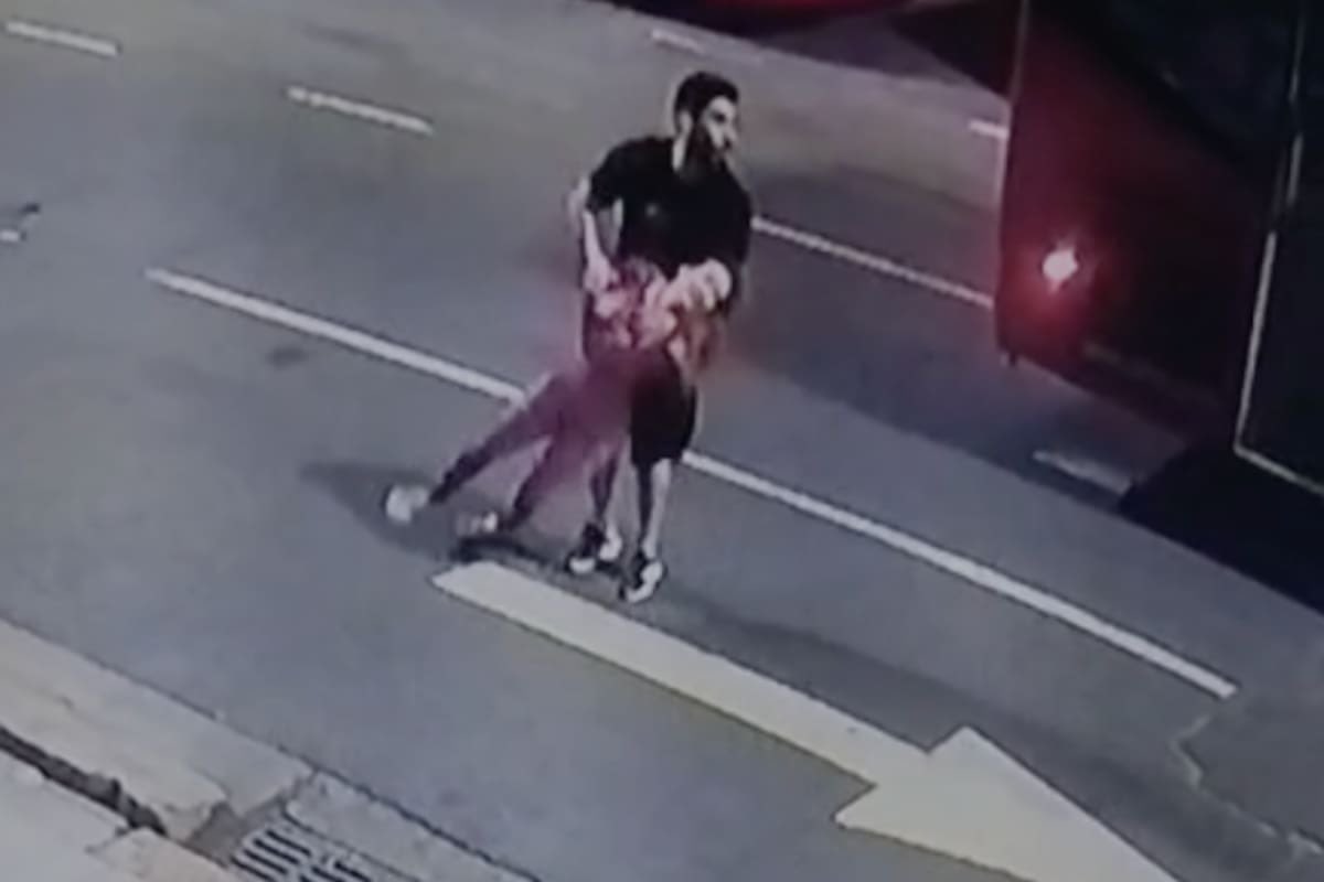 JonatanViale's tweet photo. Vivió en un dúplex en Puerto Madero 
Vive en una torre de lujo en Belgrano.
Tiene chofer.
Lo encontraron corriendo una mujer por Libertador a las 5 de la mañana.
Lo denunciaron por violencia de género.
Logró cambiar la declaración de la víctima. 
Violó la perimetral.
Ahora se escapa a España.

Ostenta el poder de ser el hijo de Moyano.

Se le  ríe en la cara a la Justicia y también a todos nosotros.

¿Quién lo protege?