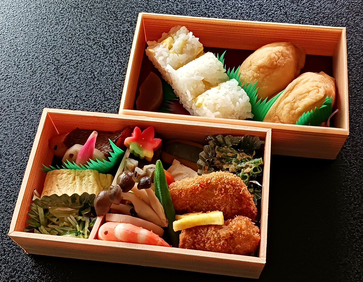 hanazonotei's tweet photo. 秋のお弁当｢やまづと弁当｣始まりました。
秋に実る山の恵みを｢やまづと｣といいます。
定番の焼き物、玉子焼に加えて、栗やキノコなどの秋の味をお弁当箱に詰め込みました。

価格は2,200円(税込)
ご注文は前日の午前中までにお電話にて承ります。 https://t.co/5hQJp416Iw