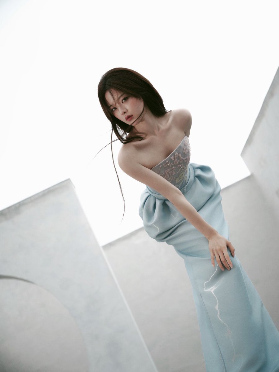 cfhaoyue's tweet photo. Grey-white architecture, delicate bellflowers, and ice-blue satin flowing through the cool light. A little contrast between softness and strength, capturing my own little moment of elegance. 🌸🩵♡ https://t.co/XbEM7Z3IqU