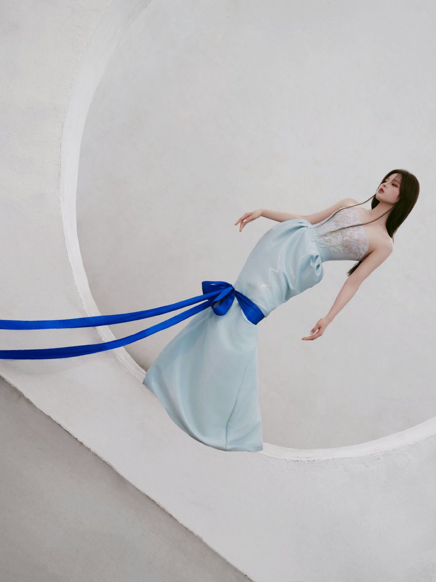 cfhaoyue's tweet photo. Grey-white architecture, delicate bellflowers, and ice-blue satin flowing through the cool light. A little contrast between softness and strength, capturing my own little moment of elegance. 🌸🩵♡ https://t.co/XbEM7Z3IqU